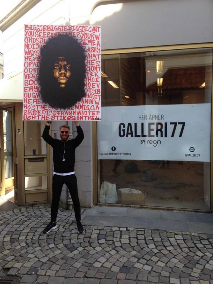 Endre gleder seg til åpningshelg, her poserer han med et bilde av rapperen Notorious B.I.G.